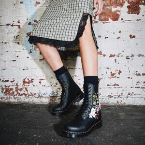 Dr. Martens 1490 Floral Bloom Black Leather Combat Boots Women Size 7 US